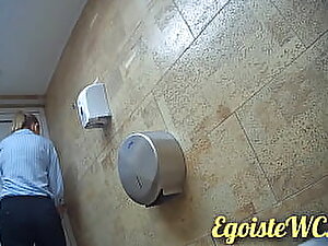 NEW! Close-up peeing girl's coochie take